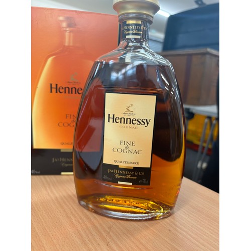 540 - Boxed bottle of hennessy fine de cognac 40% volume 70cl