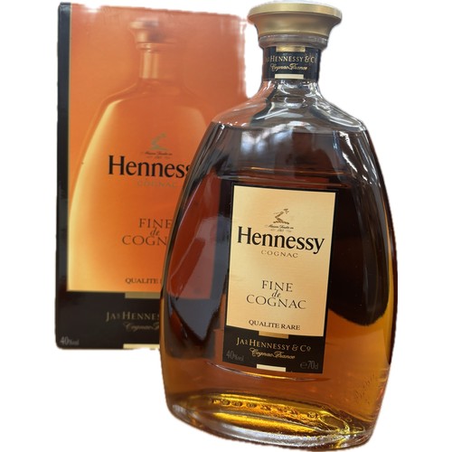 540 - Boxed bottle of hennessy fine de cognac 40% volume 70cl