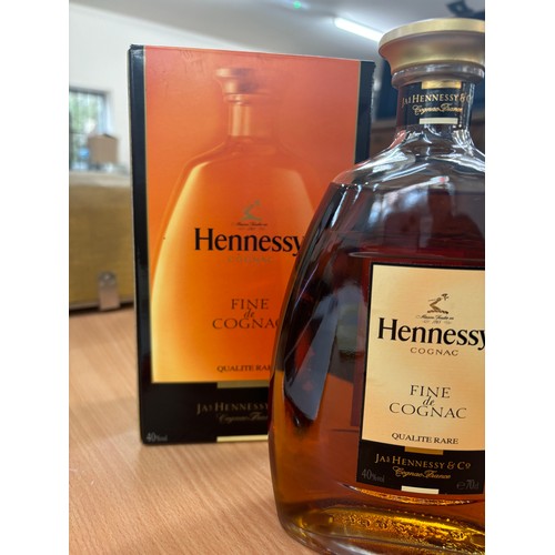 540 - Boxed bottle of hennessy fine de cognac 40% volume 70cl