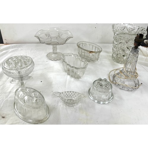 550 - Selection of vintage and later glassware includes glass jelly moulds etc