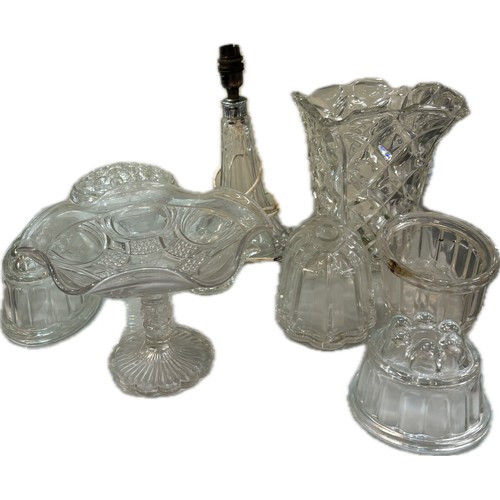 550 - Selection of vintage and later glassware includes glass jelly moulds etc