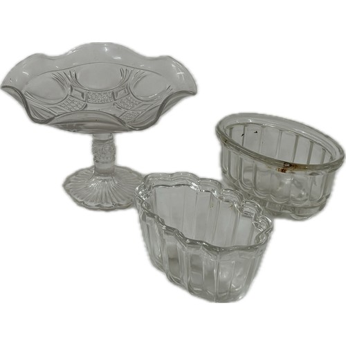 550 - Selection of vintage and later glassware includes glass jelly moulds etc