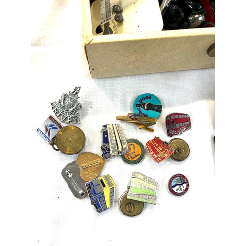 535 - Large selection of vintage and later costume jewellery includes badges etc