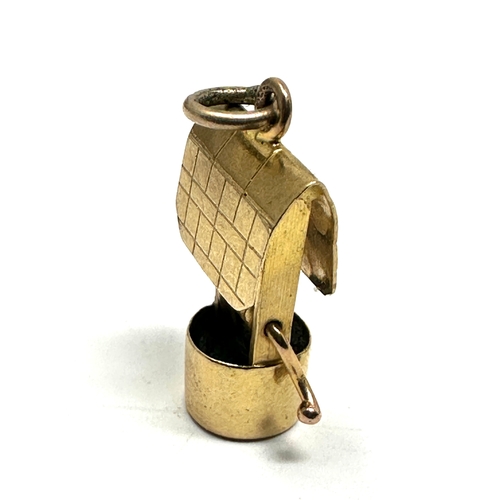 89 - 9ct gold wishing well charm weight 1.4g