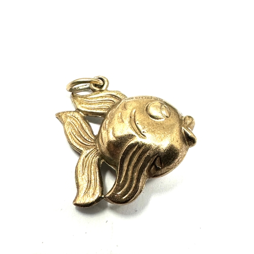 90 - 9ct gold gold fish charm weight 1.4g