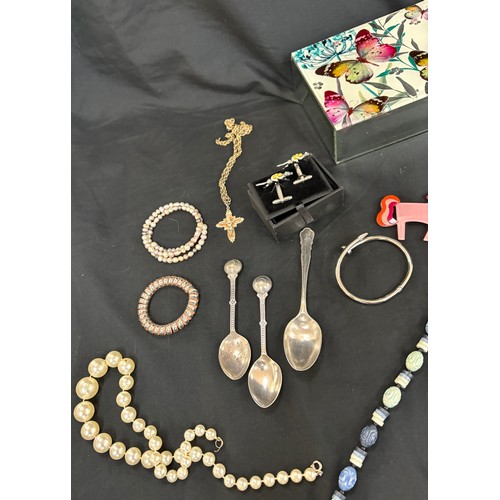 559 - Selection of ladies vintage and later costume jewellery, watches etc