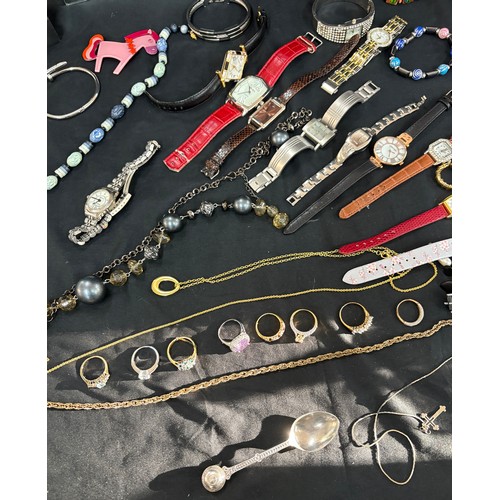 559 - Selection of ladies vintage and later costume jewellery, watches etc