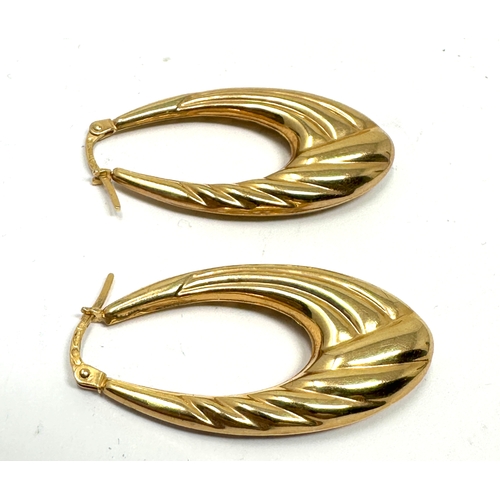 102 - Pair ogf 9ct gold earrings measure approx 3.5cm drop weight 2.7g