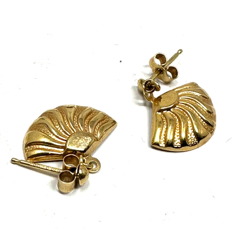 104 - 9ct gold fan shaped earrings  measure approx 1.6cm drop weight approx 1g