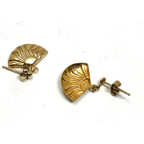 104 - 9ct gold fan shaped earrings  measure approx 1.6cm drop weight approx 1g