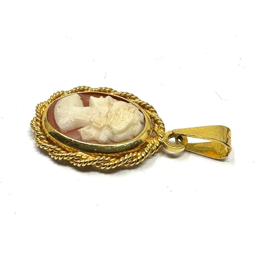 107 - 9ct gold cameo pendant measures approx 2.8cm drop weight 1.9g