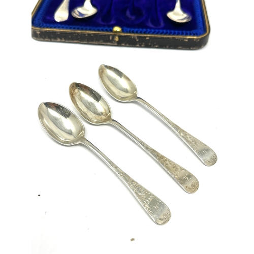 34 - Antique boxed set of silver spoons weight 116g