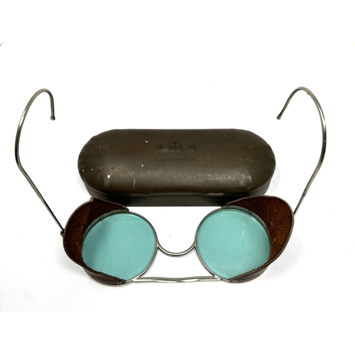 401 - Excellent Original WW2 RAF Anti-Glare Sun Glasses & Air Ministry Storage Case