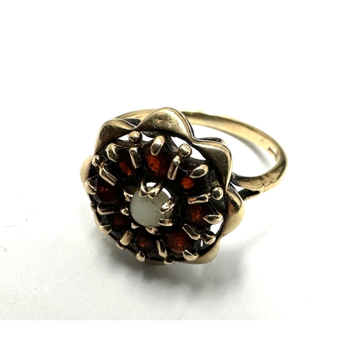 118 - 9ct gold garnet & opal ring weight 2.9g