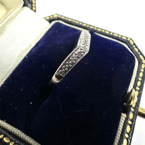 121 - 9ct white gold diamond ring 1.6g