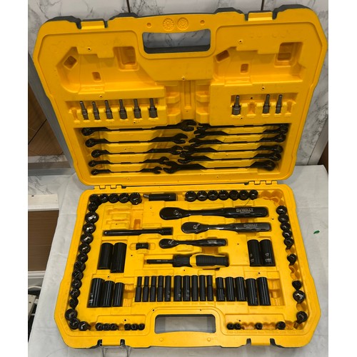 95 - Dewalt tool socket set