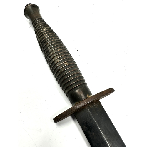 410 - ww2 3rd Pattern commando dagger & scabbard  No1 on pommel