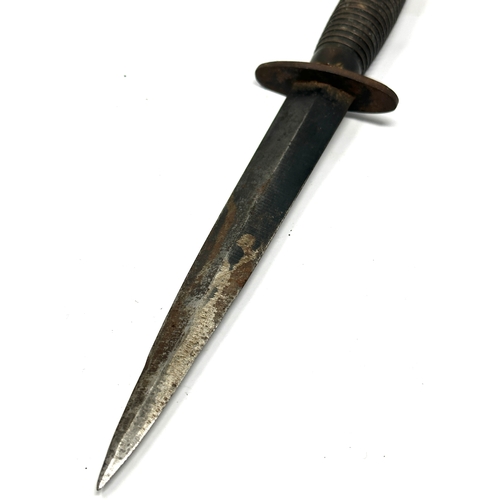 410 - ww2 3rd Pattern commando dagger & scabbard  No1 on pommel