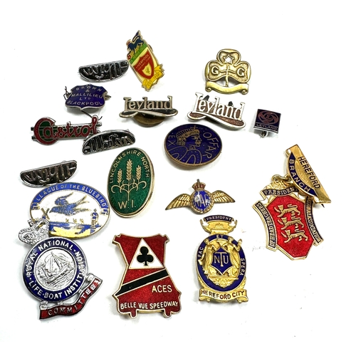 514 - selection of vintage enamel badges inc castrol leyland liverpool football club speedway etc