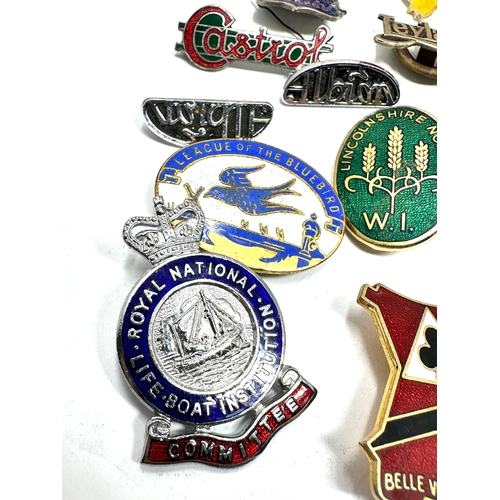 514 - selection of vintage enamel badges inc castrol leyland liverpool football club speedway etc