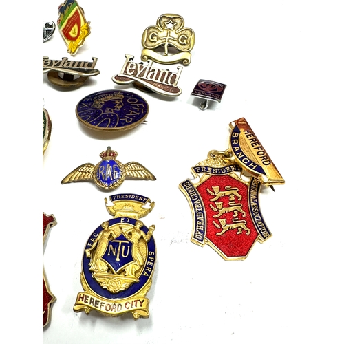 514 - selection of vintage enamel badges inc castrol leyland liverpool football club speedway etc