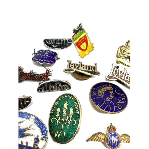 514 - selection of vintage enamel badges inc castrol leyland liverpool football club speedway etc