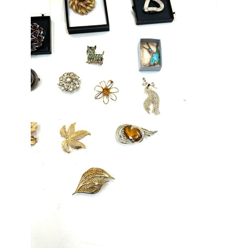 554 - Selection of vintage and later costume jewellery brooches