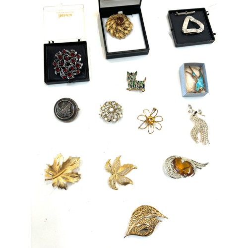 554 - Selection of vintage and later costume jewellery brooches