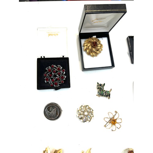 554 - Selection of vintage and later costume jewellery brooches