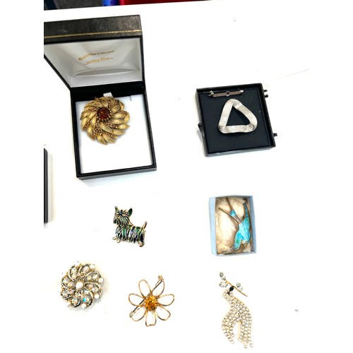 554 - Selection of vintage and later costume jewellery brooches