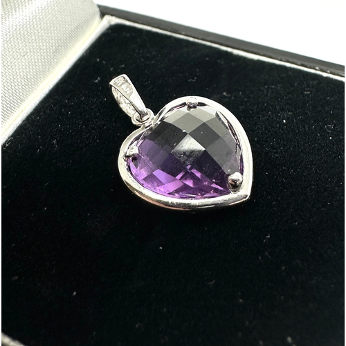 150 - 9ct white gold faceted amethyst heart pendant measures approx 1.7cm drop weight 1.32g