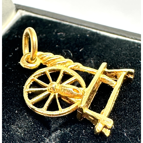 152 - 9ct gold spinning wheel charm / pendant weight 1.35g