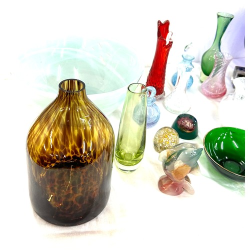 255 - Selection of assorted coloured glass ware to include vases, bowls, etc