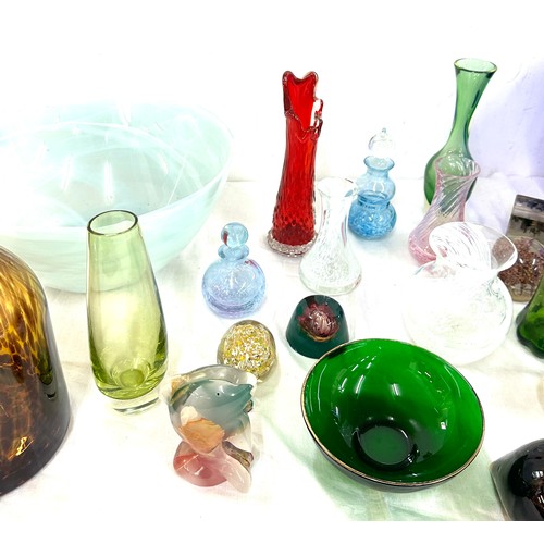 255 - Selection of assorted coloured glass ware to include vases, bowls, etc