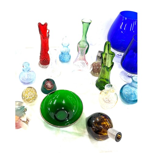 255 - Selection of assorted coloured glass ware to include vases, bowls, etc