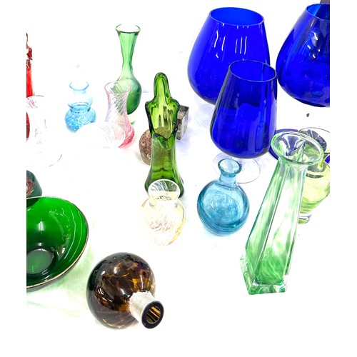 255 - Selection of assorted coloured glass ware to include vases, bowls, etc