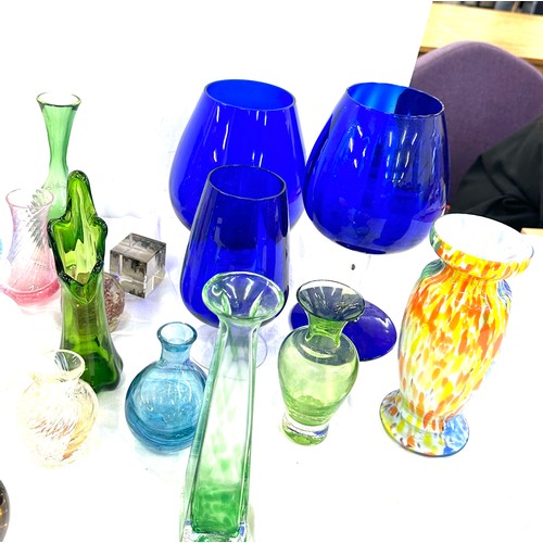 255 - Selection of assorted coloured glass ware to include vases, bowls, etc