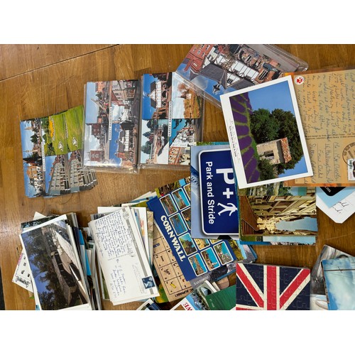 257 - Large selection of vintage and later post cards