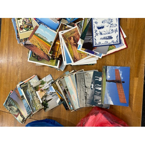 257 - Large selection of vintage and later post cards