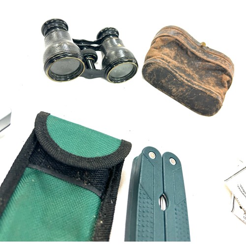 164 - Selection of vintage collectable items to include binoculars, cameras etc