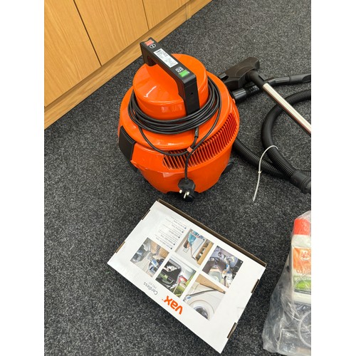 300 - Vax 6121 Wet and dry vacuum cleaner