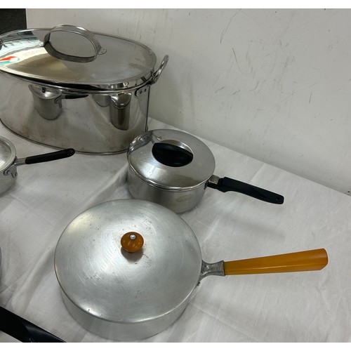 222 - Selection of vintage kitchenalia to include fish kettle, cast iron pan etc