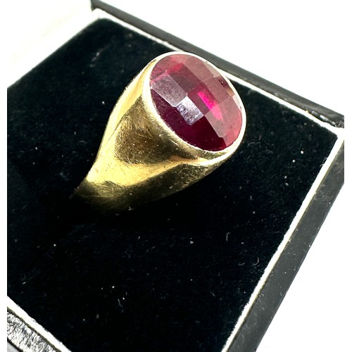 169 - 18ct gold faceted red gemstone ring weight 5.9g