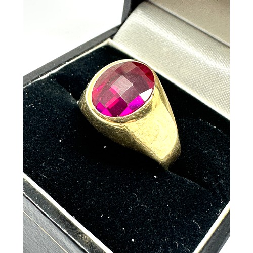 169 - 18ct gold faceted red gemstone ring weight 5.9g