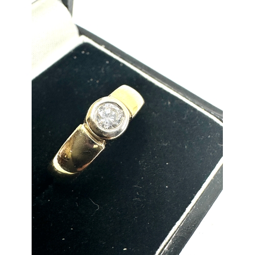 121 - 18ct gold diamond ring weight 2.9g