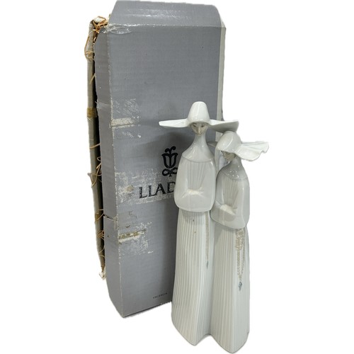 75 - Boxed Lladro figure 4611 Monjas Nuns height approximately 13 inches