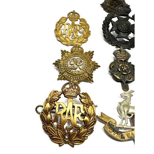 406 - 10 military cap badges inc manchester reg royal warwickshire 9 lancers etc