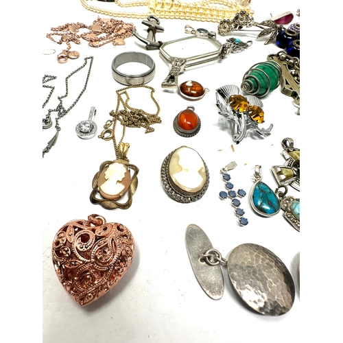 355 - selection of small jewellery items includes silver earring enamel city charms pendants etc weight 22... 