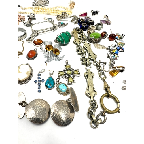 355 - selection of small jewellery items includes silver earring enamel city charms pendants etc weight 22... 