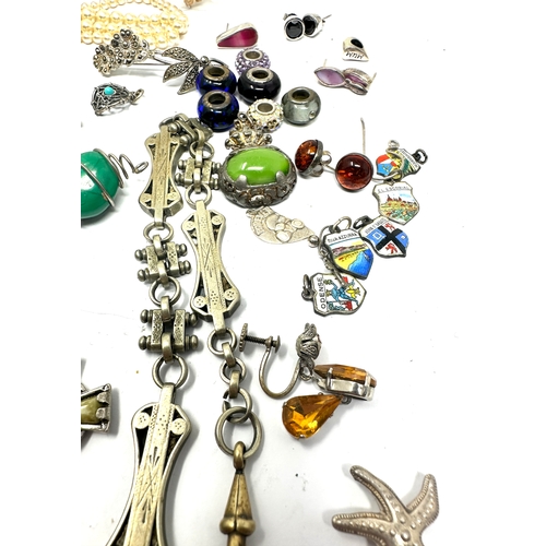 355 - selection of small jewellery items includes silver earring enamel city charms pendants etc weight 22... 